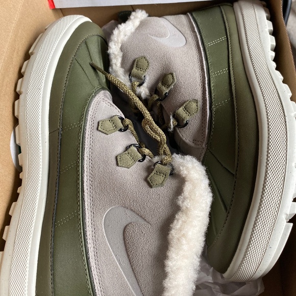 WMNS Nike Woodside Chukka 2 - Picture 1 of 2